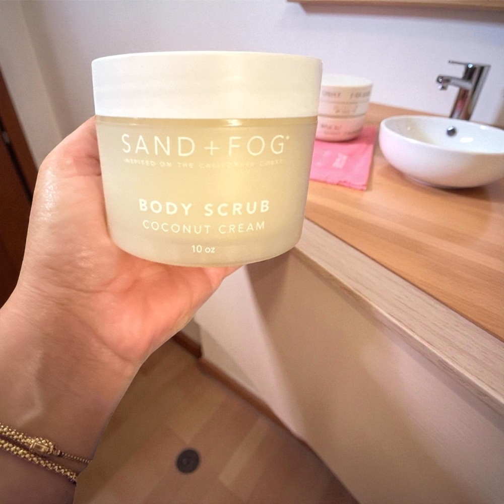 New SAND+ FOG BODY SCRUB - COCONUT CREAM